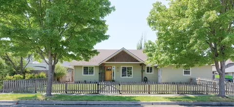 201 SE Yorktown Rd, Grants Pass, OR 97527