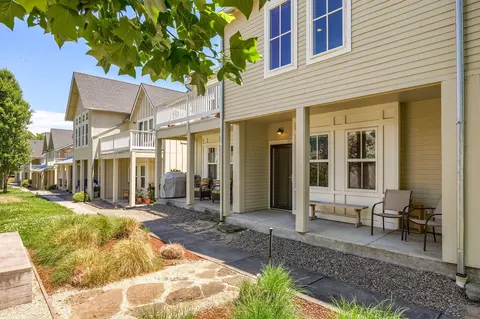 515 G St #213, Jacksonville, OR 97530