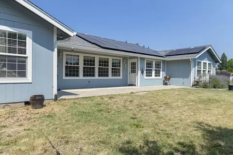 1835 Drury Ln, Grants Pass, OR 97527