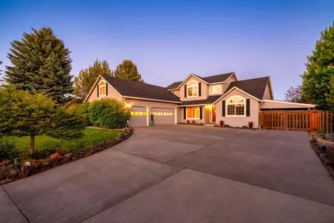 3228 SW 35th St, Redmond, OR 97756