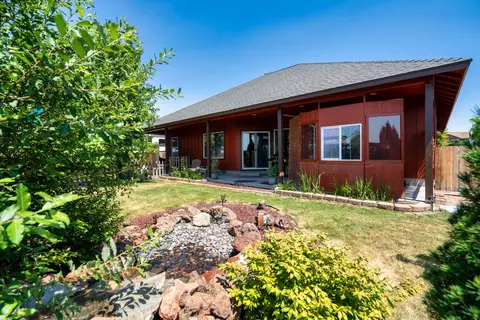 Exterior - 231 E Ridgeview Dr, Culver, OR 97734 photo 4 of 8