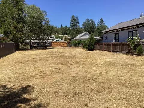 1206 SW Isham St, Grants Pass, OR 97526