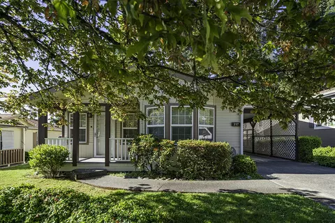 217 NW Creekside Dr, Grants Pass, OR 97526