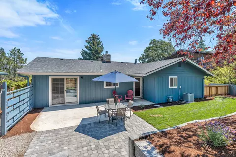900 Black Oak Dr, Medford, OR 97504