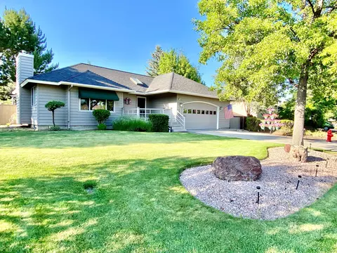 2324 NE Lakeridge Dr, Bend, OR 97701