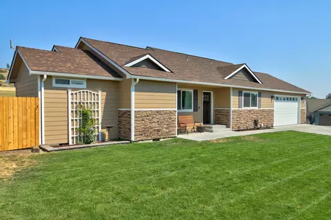 7862 Markgraf Ln, Klamath Falls, OR 97603