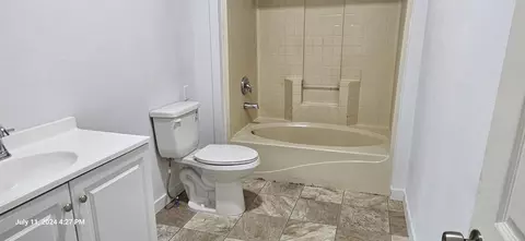 Bath - 1718 Wall St, Klamath Falls, OR 97601 photo 1 of 1