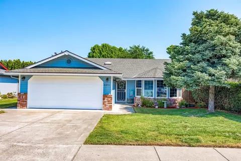 2371 Perri Pl, Medford, OR 97504
