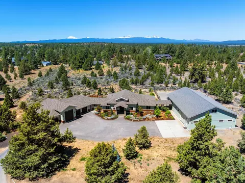 60121 Sweetgrass Ln, Bend, OR 97702