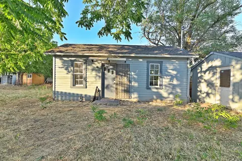 114 N 8th St, Central Point, OR 97502