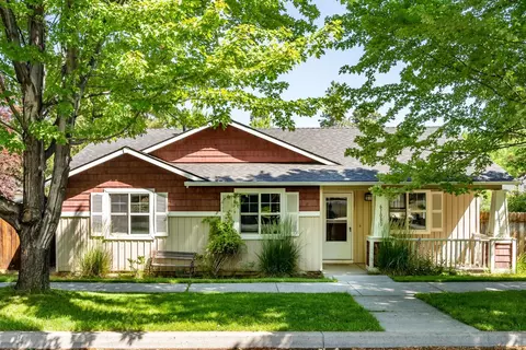 61080 Larkspur Loop, Bend, OR 97702 photo 2