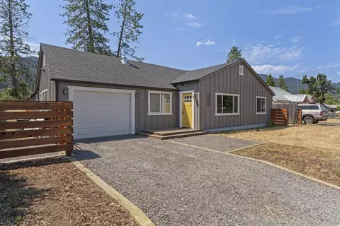 47570 School St, Oakridge, OR 97463