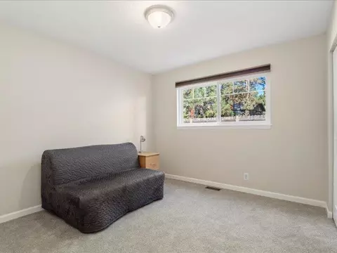 Bedroom - 61113 Echo Hollow Rd, Bend, OR 97702 photo 2 of 4