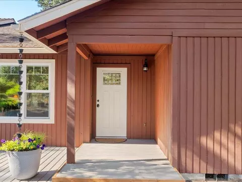 Exterior - 61113 Echo Hollow Rd, Bend, OR 97702 photo 5 of 14