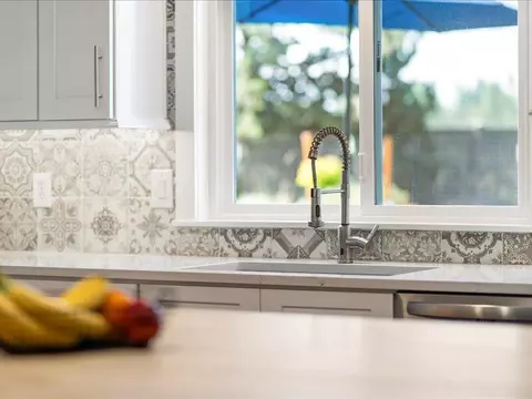 Kitchen - 61113 Echo Hollow Rd, Bend, OR 97702 photo 7 of 9