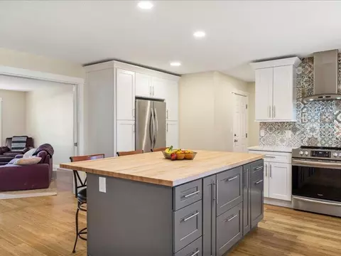 Kitchen - 61113 Echo Hollow Rd, Bend, OR 97702 photo 5 of 9