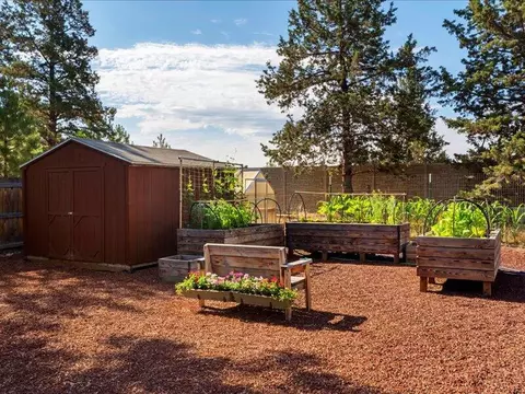 Exterior - 61113 Echo Hollow Rd, Bend, OR 97702 photo 7 of 14