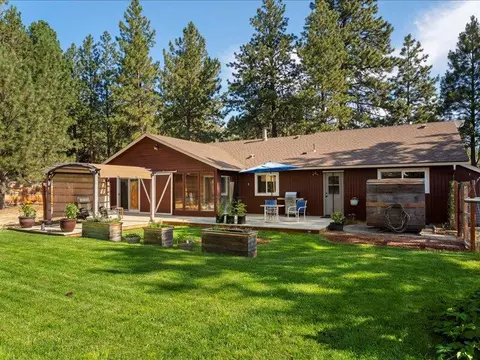 Exterior - 61113 Echo Hollow Rd, Bend, OR 97702 photo 2 of 14