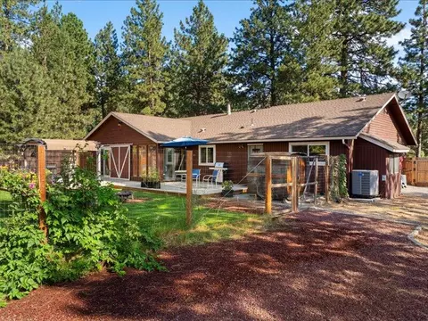 Exterior - 61113 Echo Hollow Rd, Bend, OR 97702 photo 8 of 14