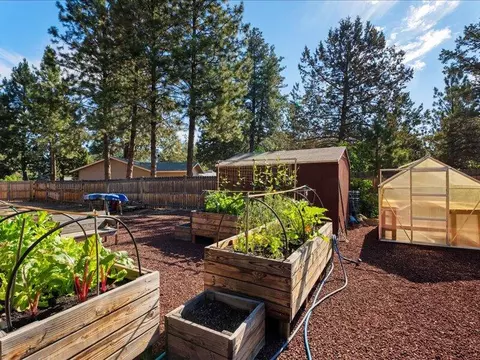 Exterior - 61113 Echo Hollow Rd, Bend, OR 97702 photo 9 of 14