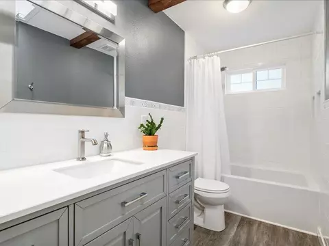 Bath - 61113 Echo Hollow Rd, Bend, OR 97702 photo 1 of 2