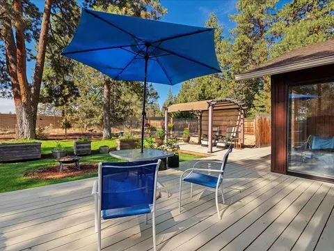 Exterior - 61113 Echo Hollow Rd, Bend, OR 97702 photo 11 of 14