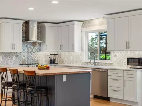 Kitchen - 61113 Echo Hollow Rd, Bend, OR 97702 photo 4 of 9