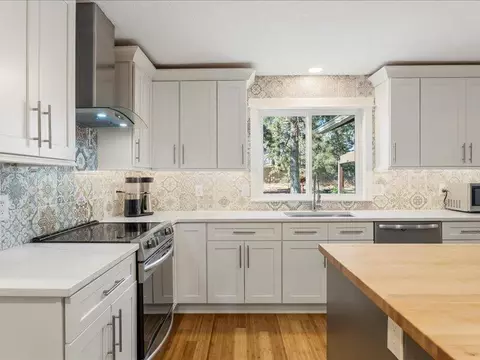 Kitchen - 61113 Echo Hollow Rd, Bend, OR 97702 photo 8 of 9
