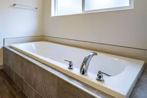 Bath - 17200 Glendale Rd, Bend, OR 97707 photo 3 of 4