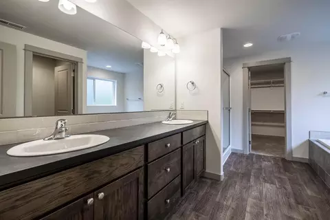 Bath - 17200 Glendale Rd, Bend, OR 97707 photo 2 of 4