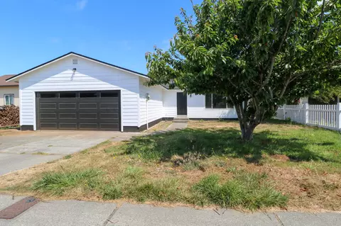 890 11th St SW, Bandon, OR 97411