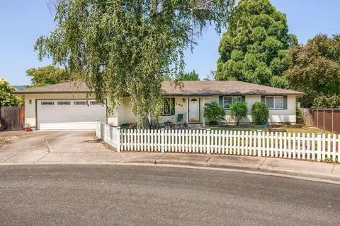 160 Centennial Cir, Central Point, OR 97502