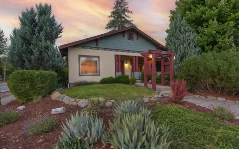 100 SW Lowe Ct, Grants Pass, OR 97527