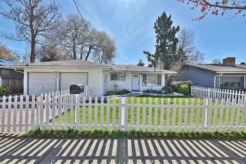 1400 Fortune Dr, Medford, OR 97504