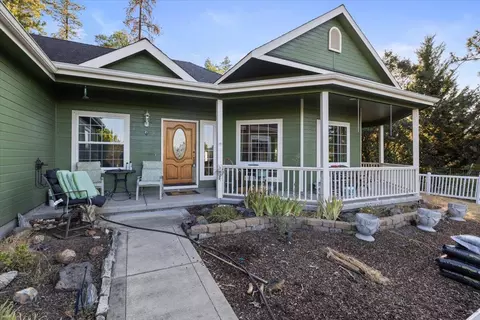 424 Cleveland St, Shady Cove, OR 97539