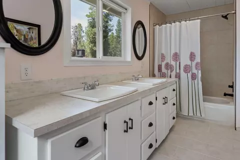 Bath - 56699 Lunar Dr, Bend, OR 97707 photo 3 of 4