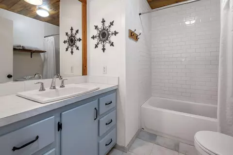 Bath - 56699 Lunar Dr, Bend, OR 97707 photo 2 of 4