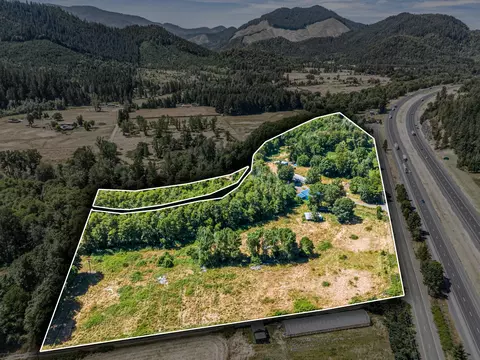1056 Creek Rd, Azalea, OR 97410