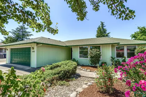 2305 Coventry Cir, Medford, OR 97504