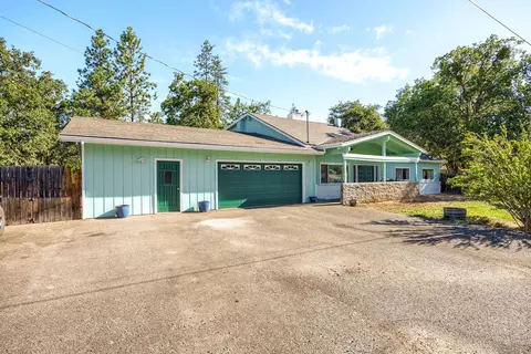 220 Red Mountain Dr, Grants Pass, OR 97526