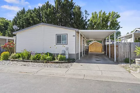 1570 S Peach St #SPC 136, Medford, OR 97501