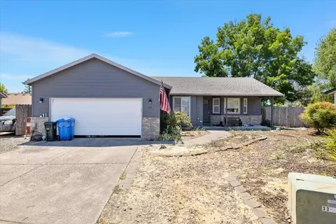 22 Kingfisher Ct, Eagle Point, OR 97524