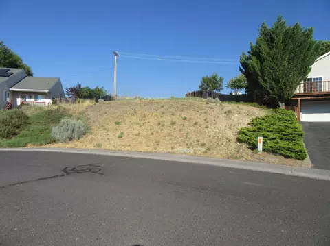 2320 James Martin Ct, Klamath Falls, OR 97601