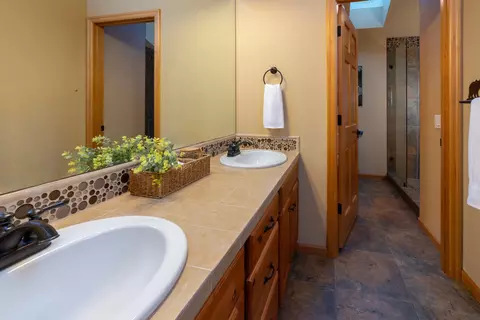 Bath - 57404 Quartz Mountain Ln, Sunriver, OR 97707 photo 3 of 4