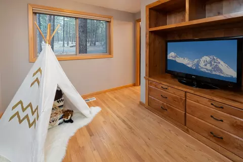 Bedroom - 57404 Quartz Mountain Ln, Sunriver, OR 97707 photo 2 of 4