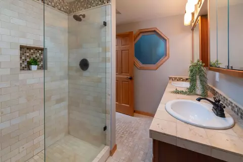 Bath - 57404 Quartz Mountain Ln, Sunriver, OR 97707 photo 1 of 4