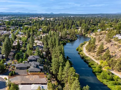 2049 NW Lakeside Pl, Bend, OR 97703