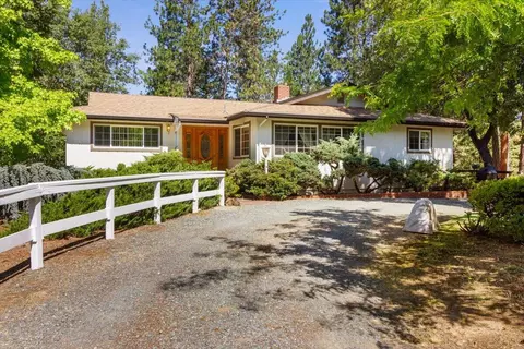 660 Catalpa Dr, Grants Pass, OR 97526