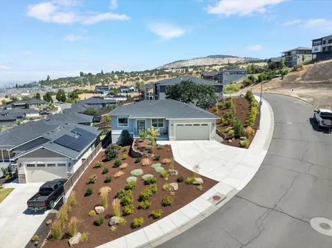 563 E La Strada Cir, Medford, OR 97504
