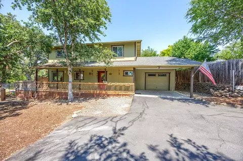 303 Elm St, Phoenix, OR 97535